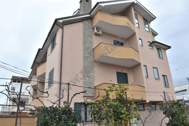 Four storey villa for rent in Kokonozeve Street.
Offers an area of 480 m2, divided into 4 floors, e